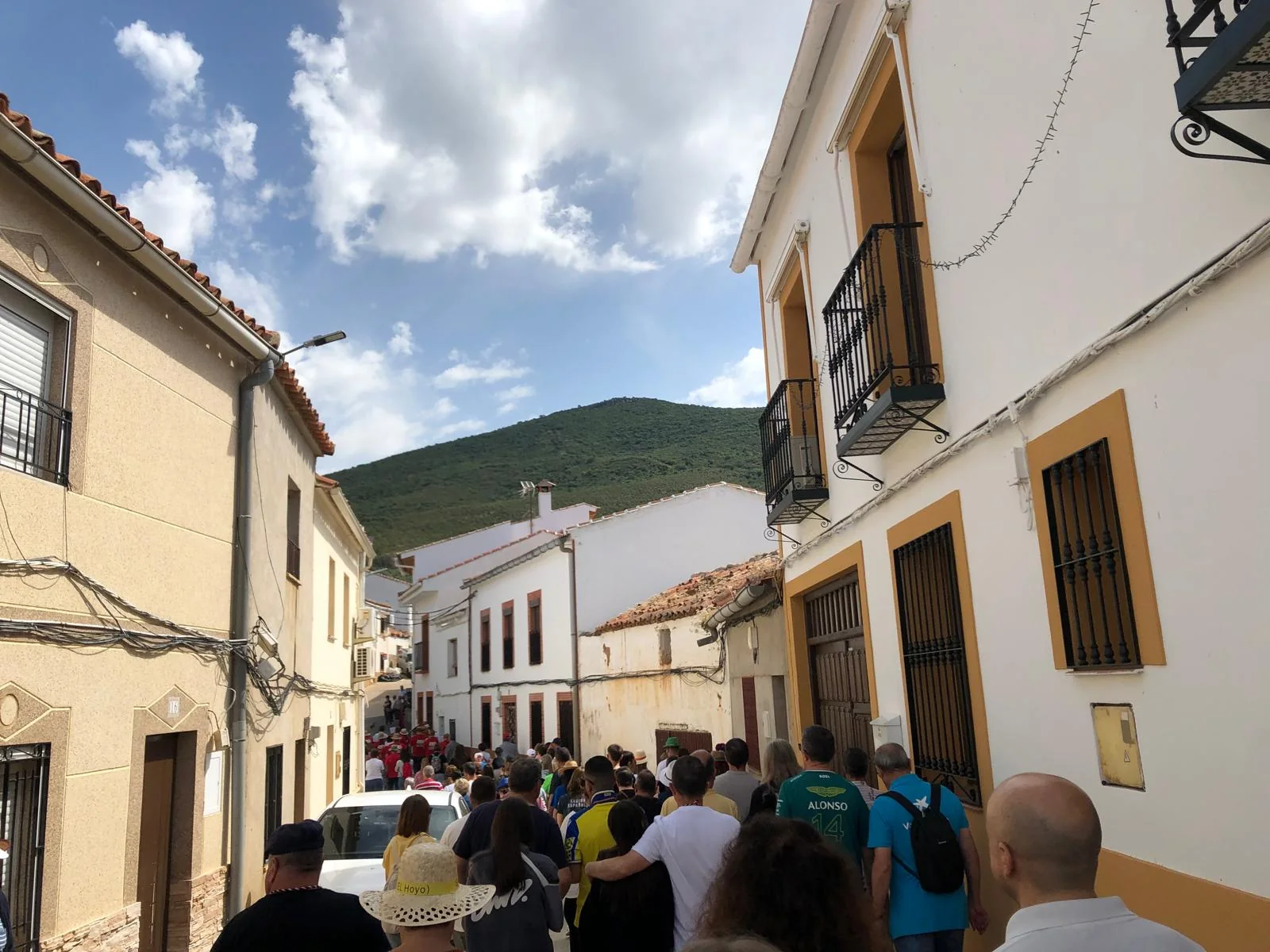 Procesión de San Isidro recorriendo las calles de El Hoyo