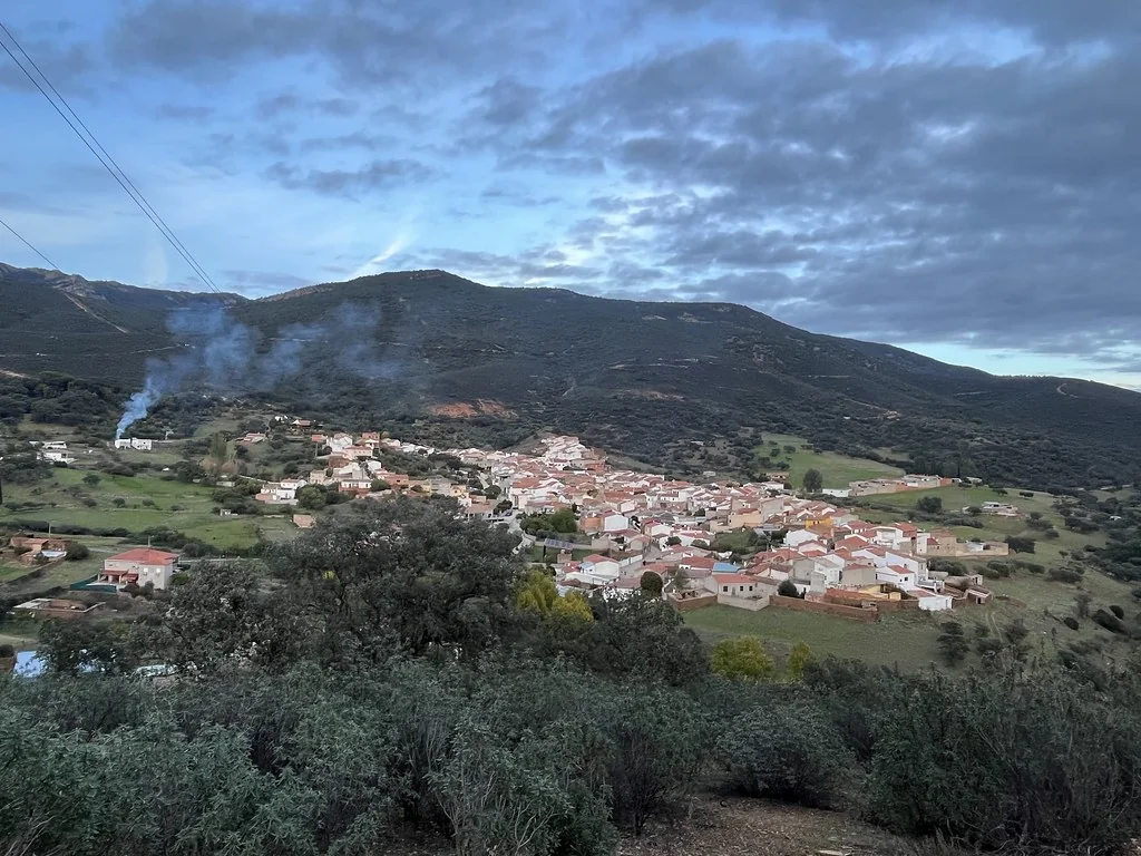 Vista general de El Hoyo bajo las sierras