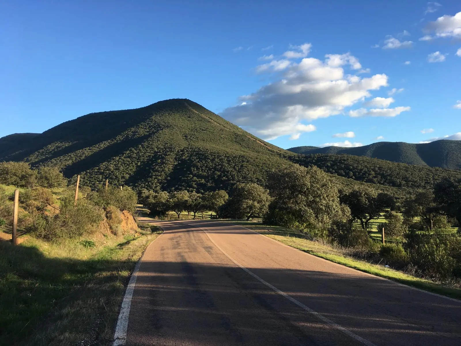 Carretera entre lomas en el entorno de El Hoyo