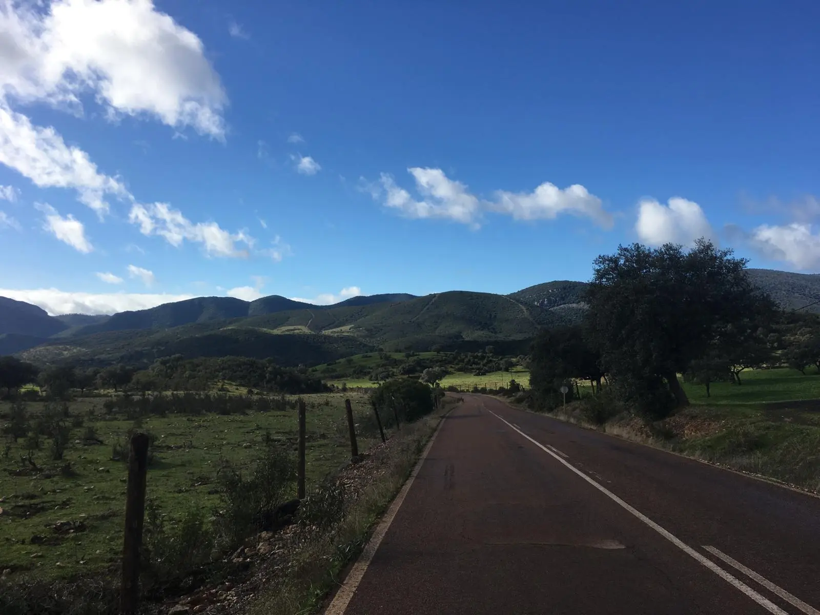 Carretera y paisaje abierto cerca de El Hoyo
