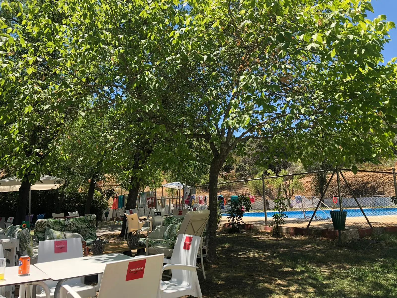 Piscina de El Hoyo vista desde la zona de hostelería