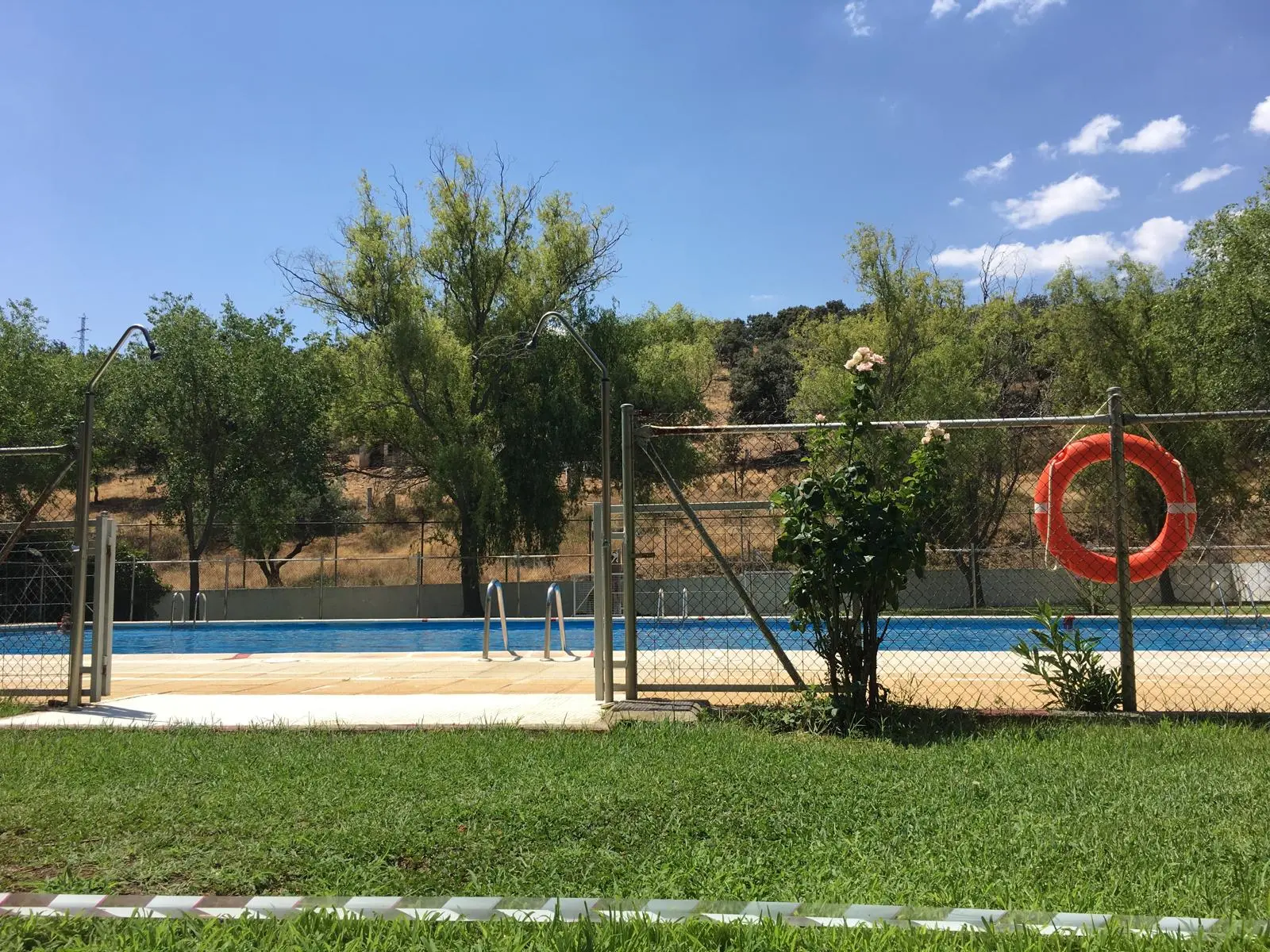 Piscina municipal y entorno verde de El Hoyo