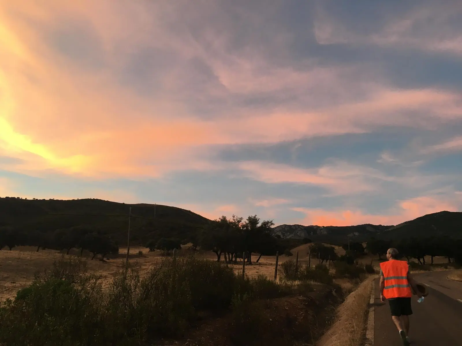 Regreso a El Hoyo por la carretera al atardecer