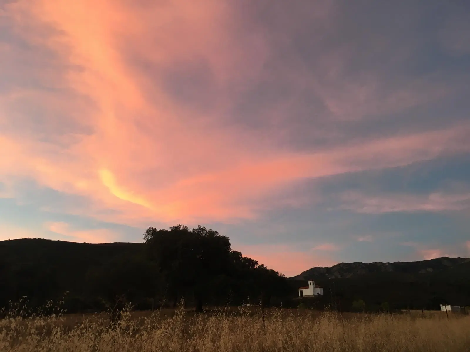 Ermita de San Isidro bajo el cielo del atardecer