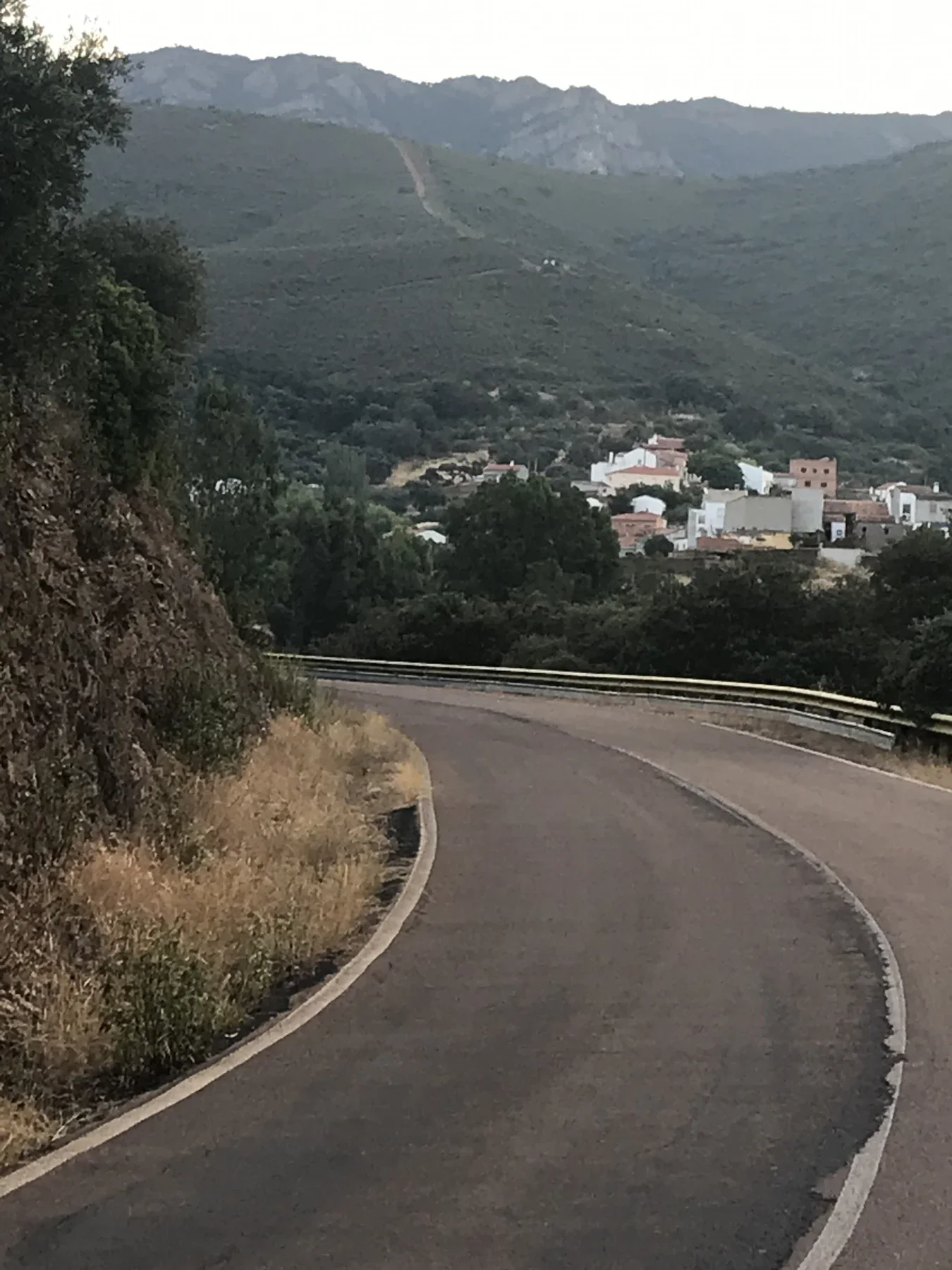 Carretera de acceso a El Hoyo entre la sierra