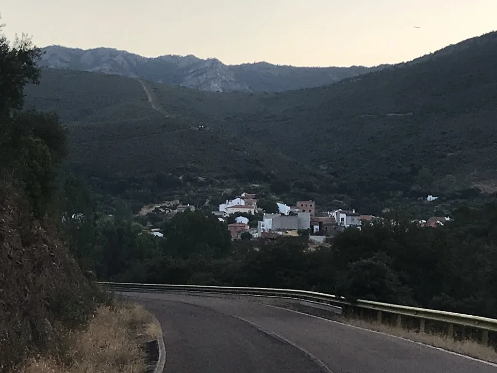 Carretera de llegada a El Hoyo