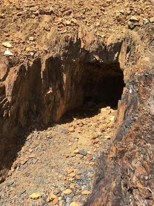 Restos del criadero minero próximo al río Robledillo