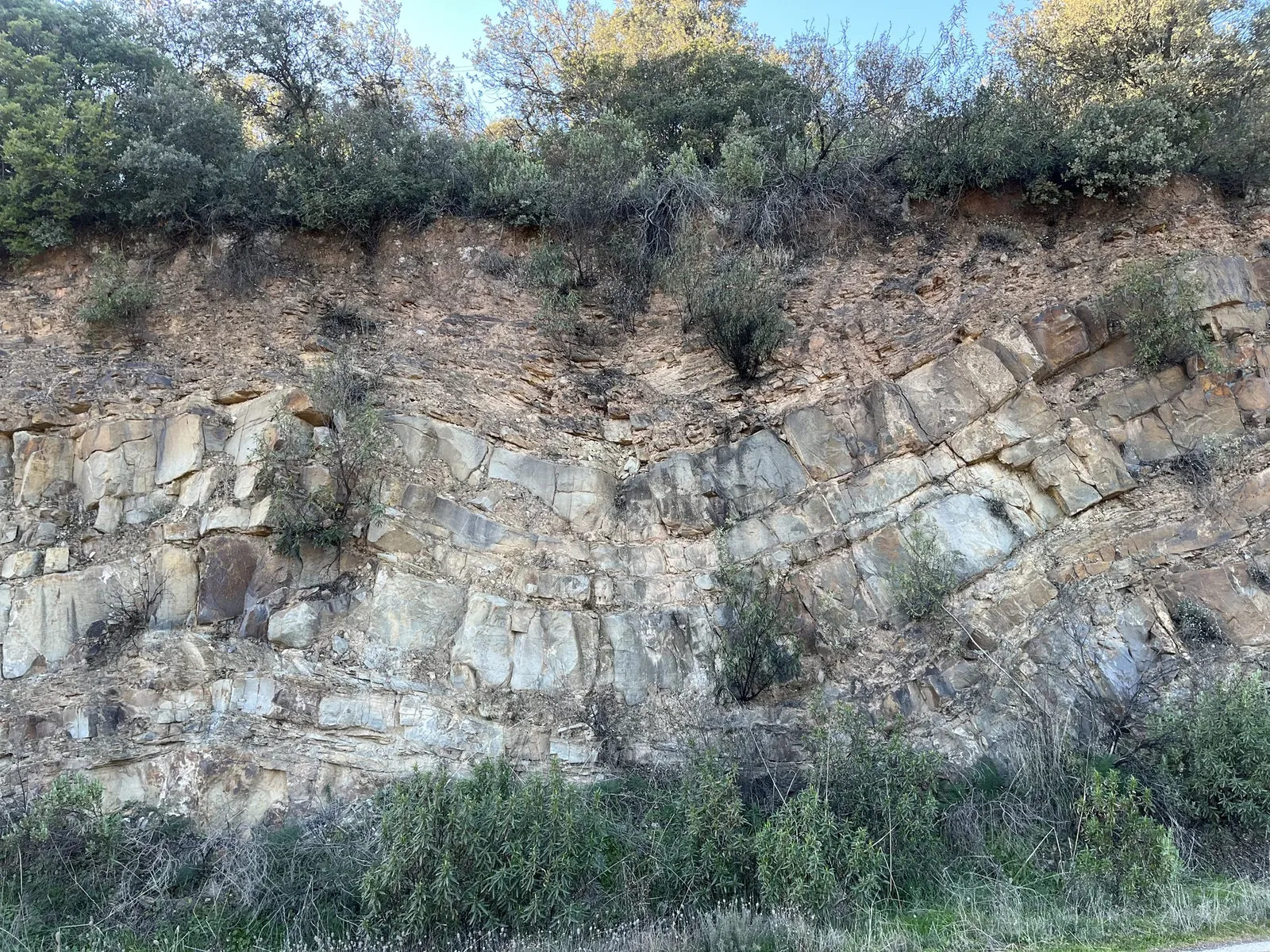 Estructuras geológicas visibles en el entorno de El Hoyo