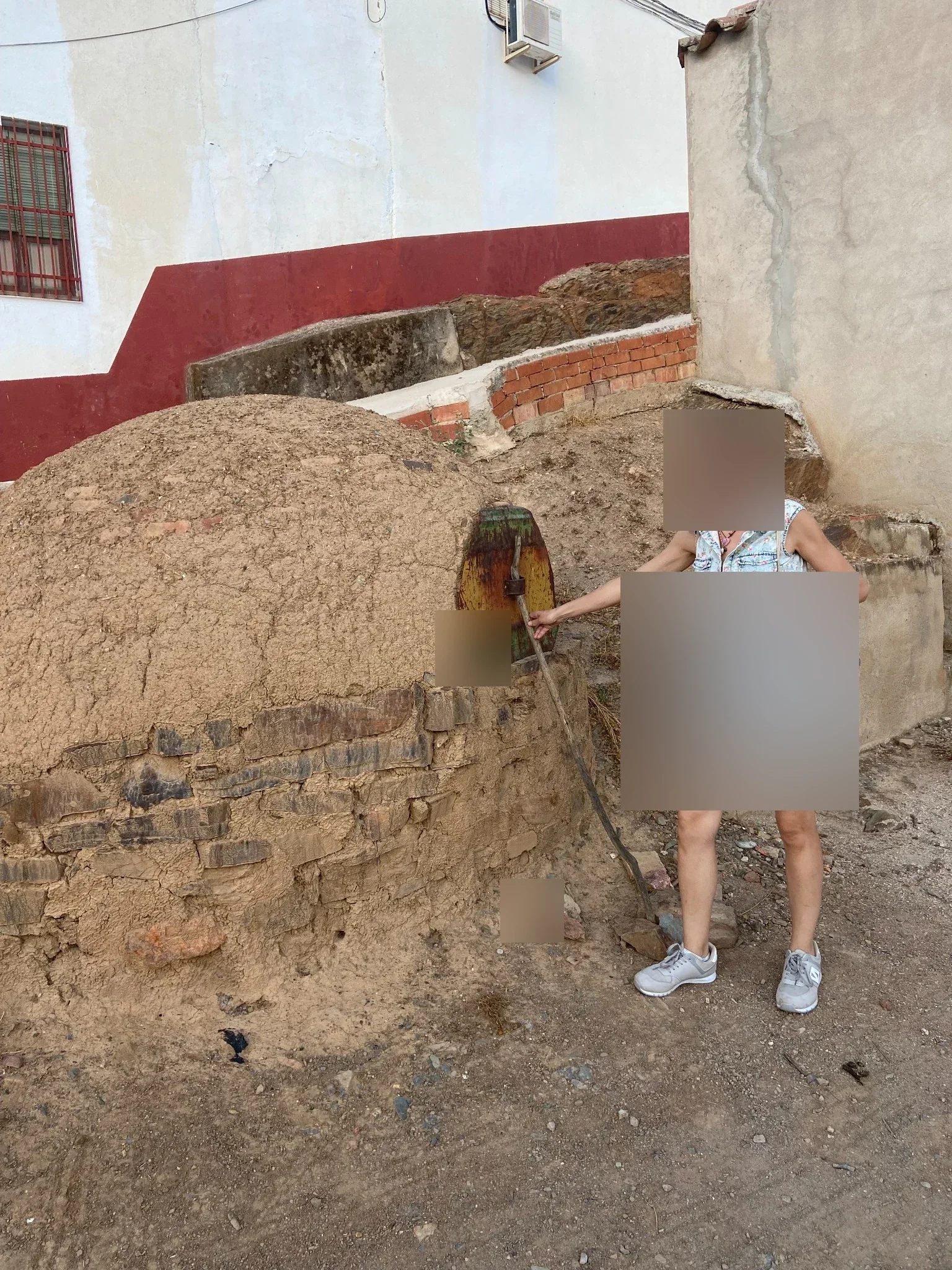 Horno tradicional de adobe en El Hoyo