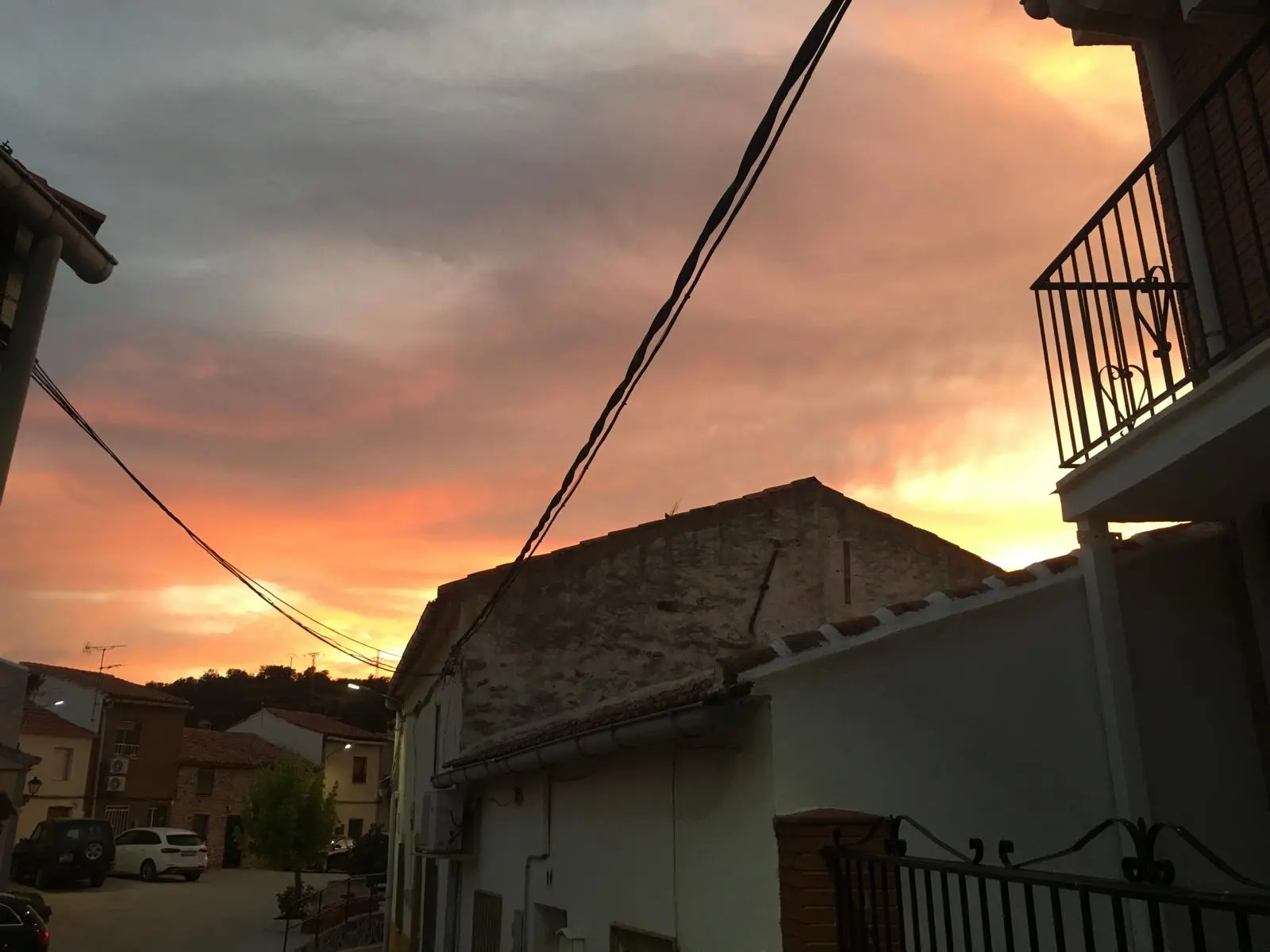 Atardecer dorado en la calle Libertad de El Hoyo