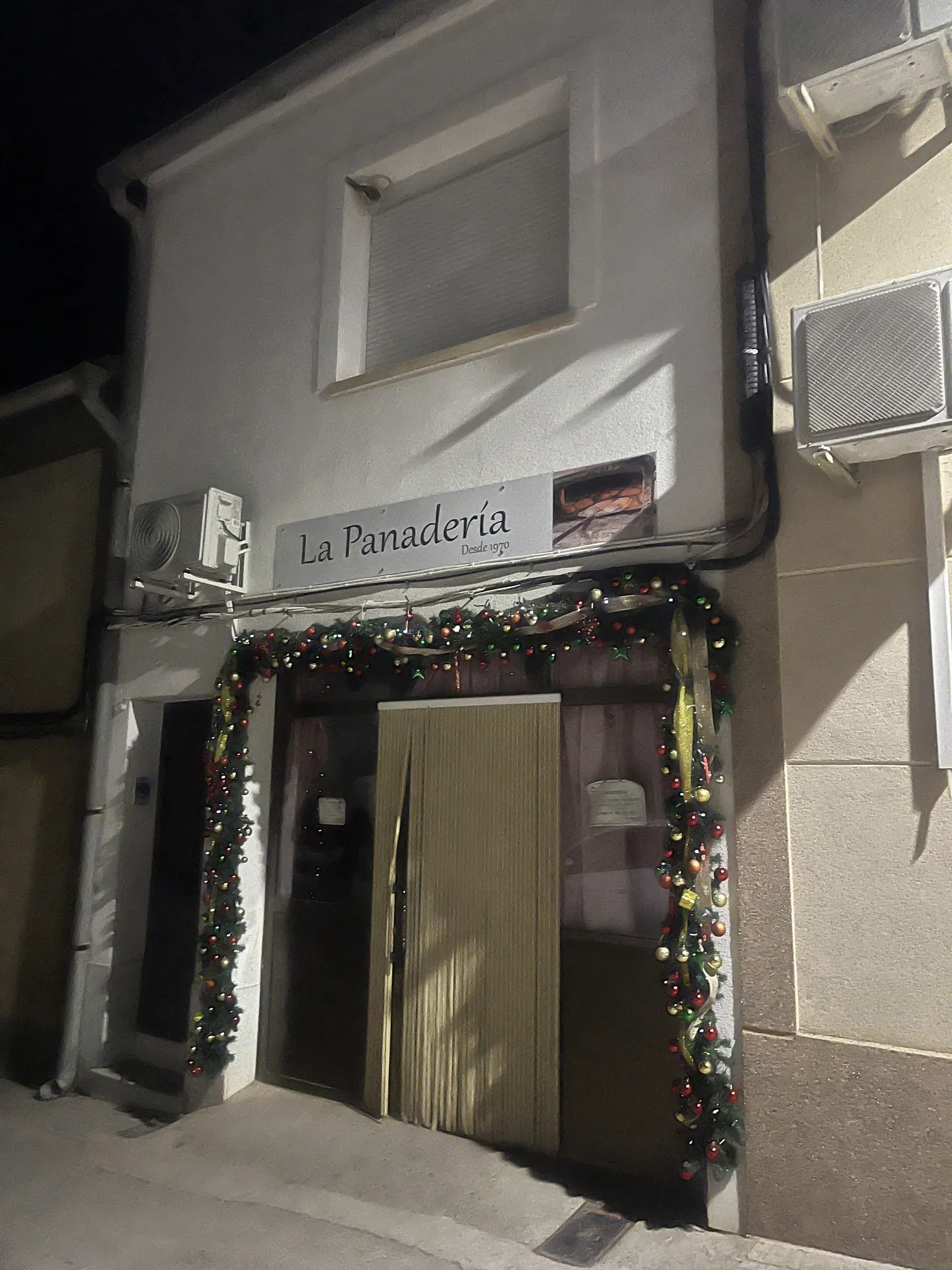 Fachada de la panadería y pequeño supermercado de El Hoyo