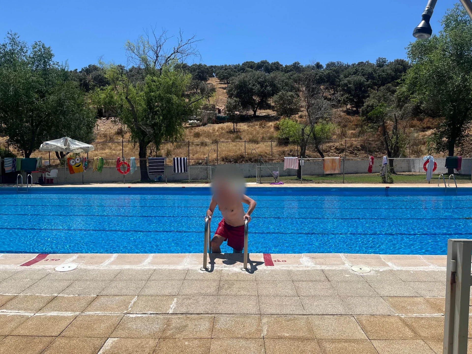 Piscina municipal de El Hoyo con la dehesa y la sierra al fondo
