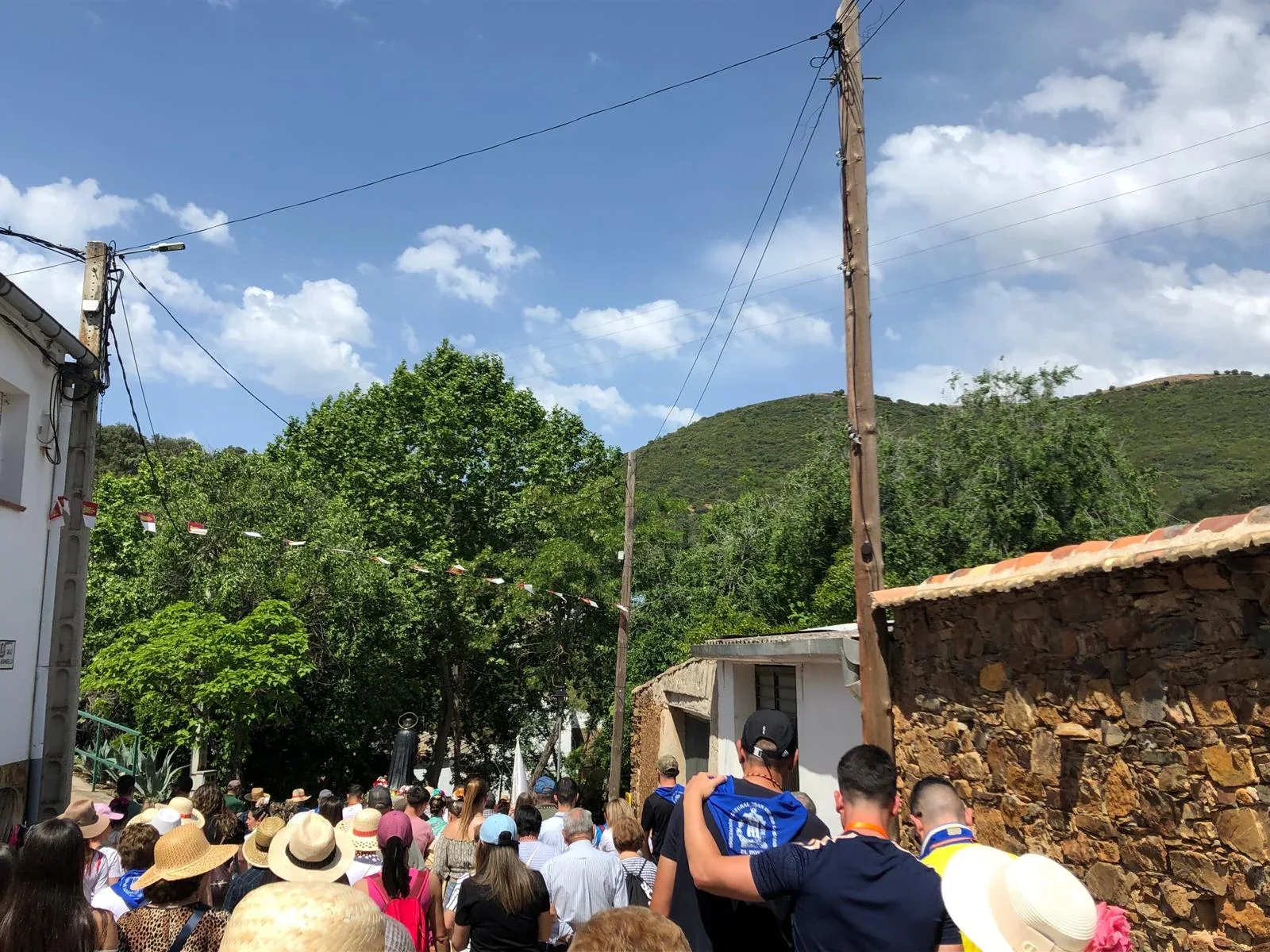 Vecinos y visitantes durante la celebración de San Isidro en El Hoyo