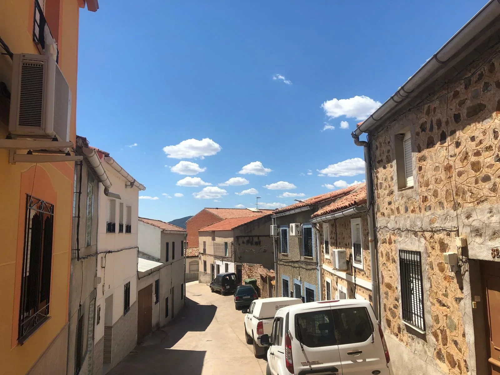 Calle de El Hoyo entre casas blancas