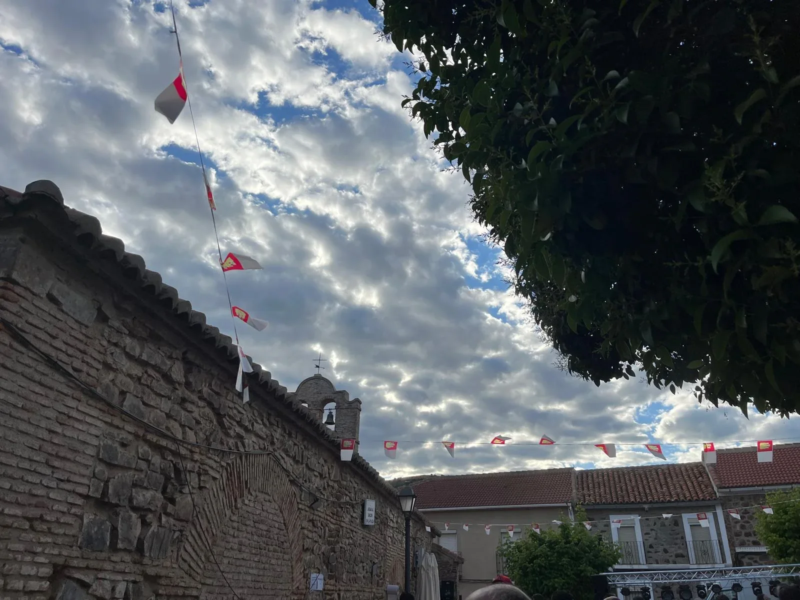 Cielo de nubes y banderines visto desde la plaza de El Hoyo