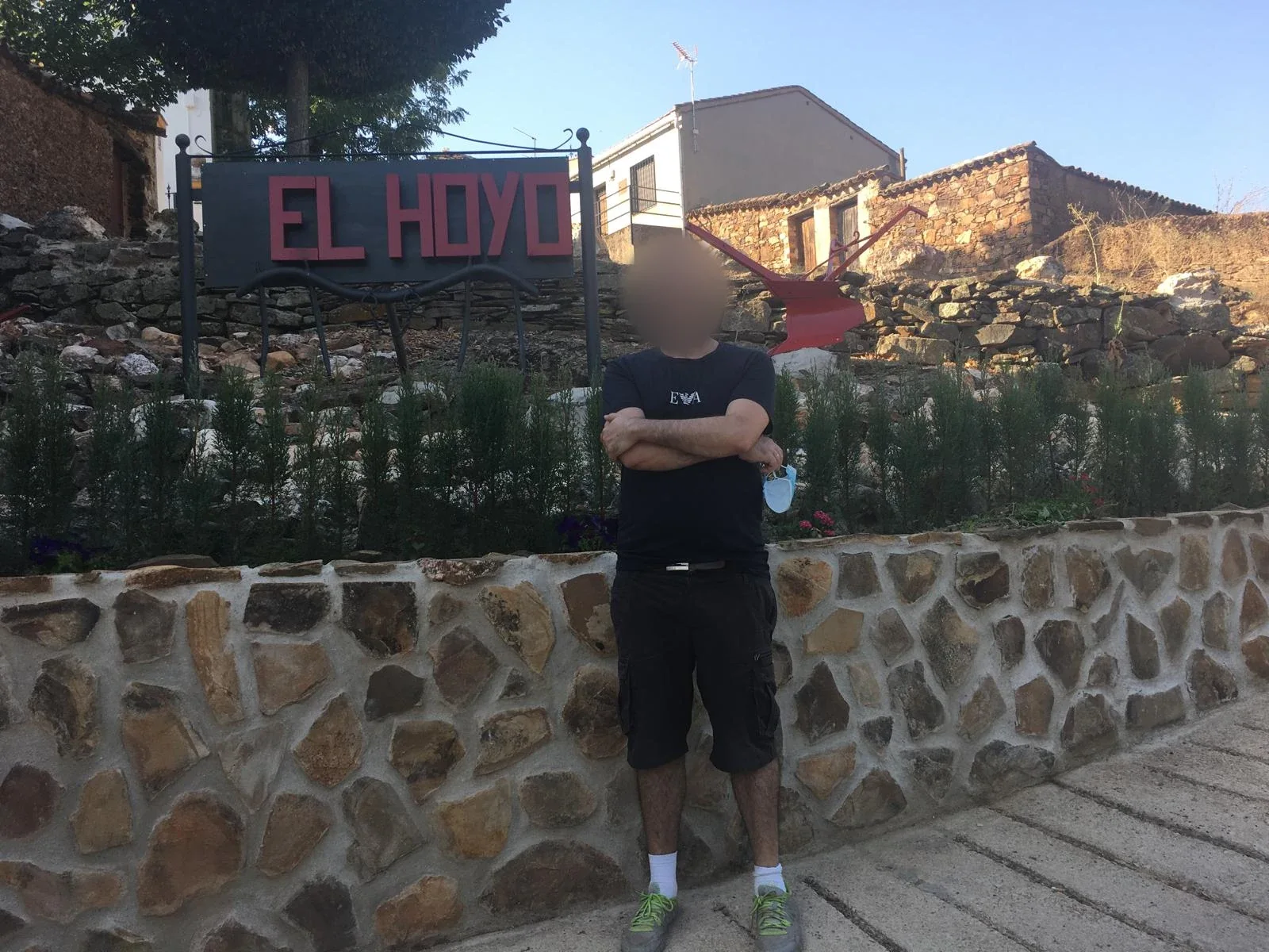 Letrero de El Hoyo a la entrada del pueblo