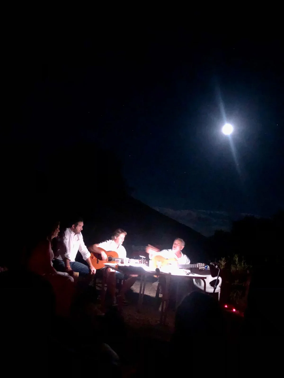Músicos interpretando habaneras bajo el cielo nocturno de El Hoyo