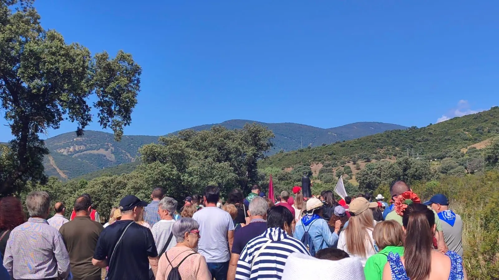 Comitiva de San Isidro recorriendo el camino hacia la pradera