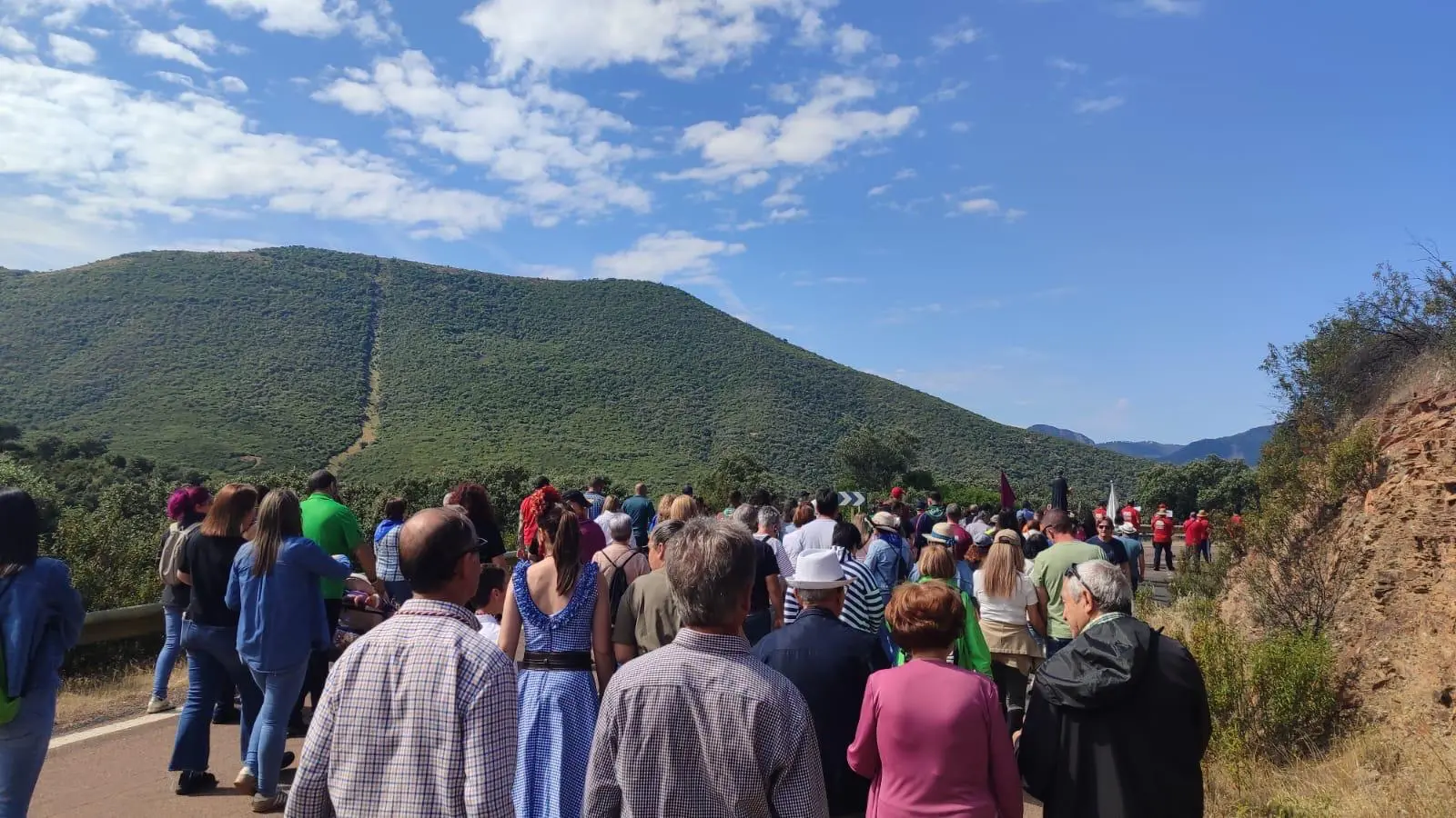 Romería de San Isidro avanzando por la carretera hacia la ermita