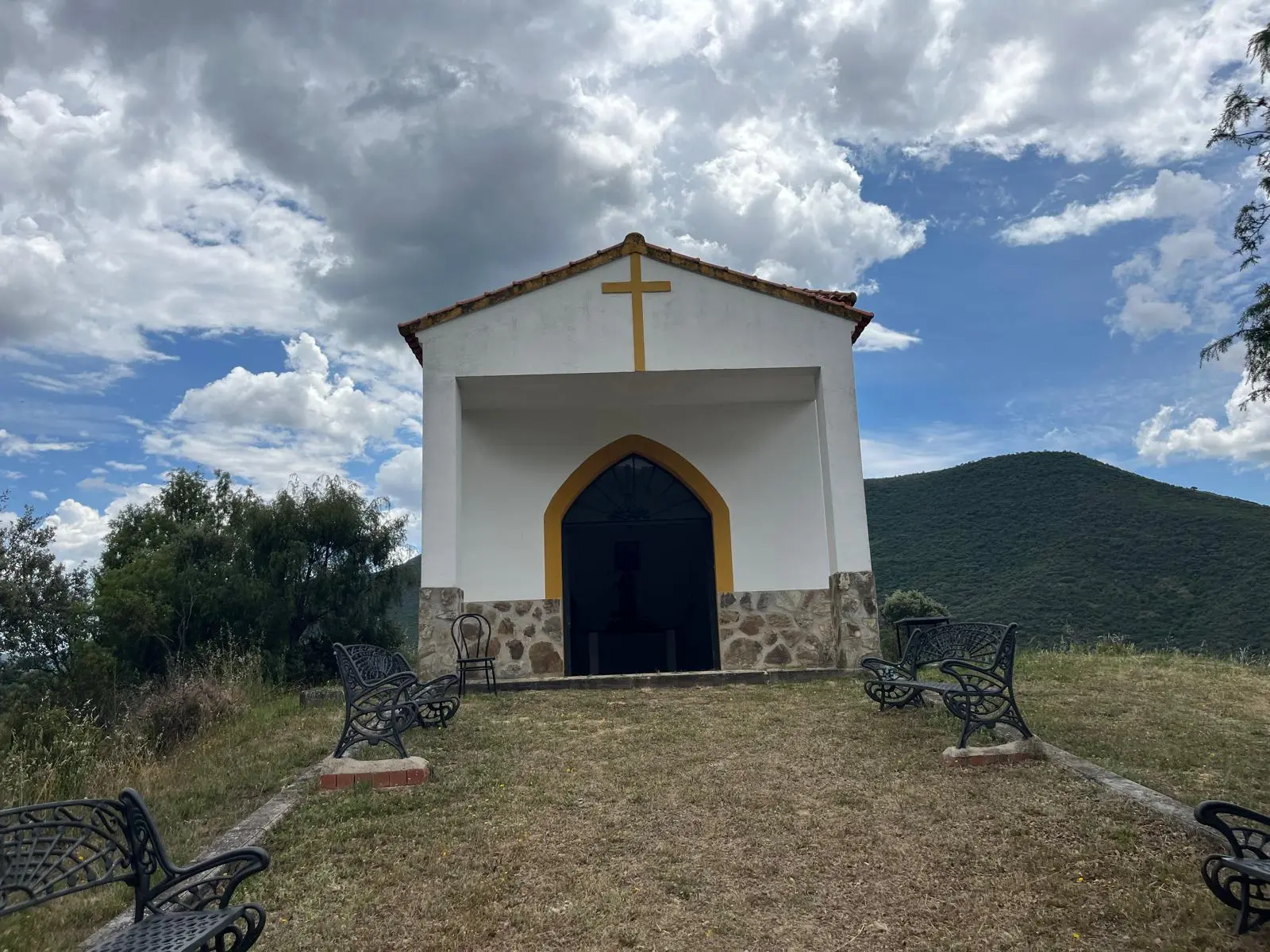 Fachada de la ermita de San Isidro de El Hoyo