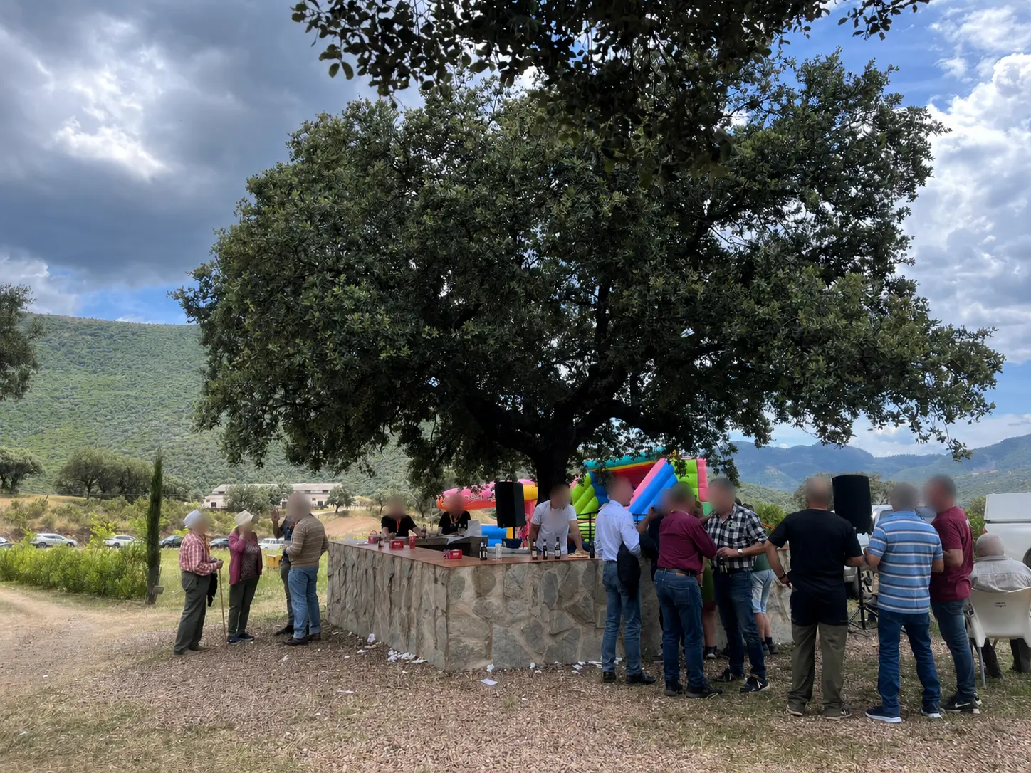 Barra de la romería de San Isidro bajo una encina en la pradera