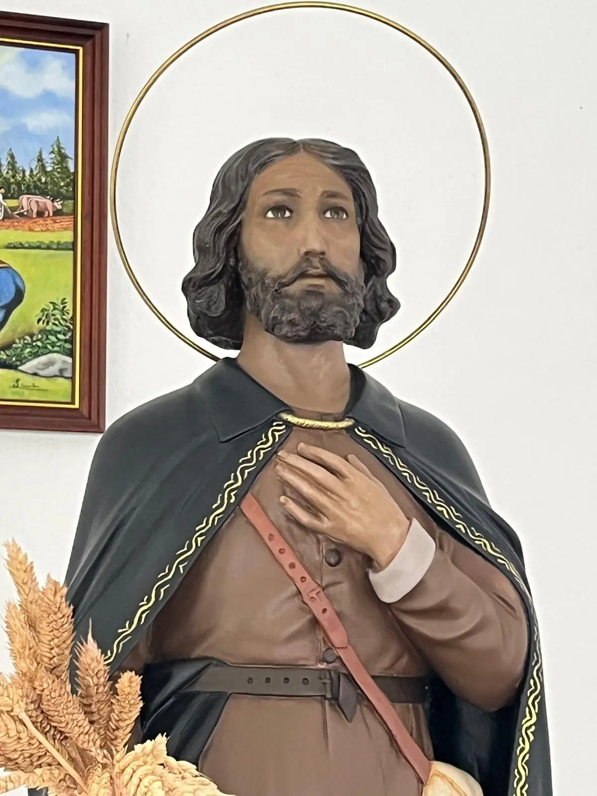 Detalle de la escultura de San Isidro con espigas