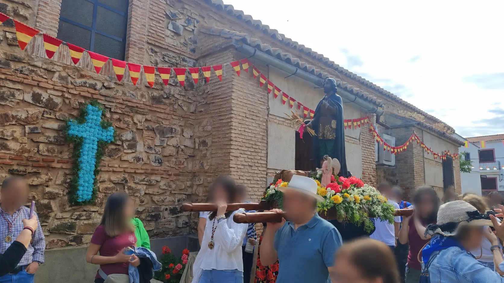 Salida de la imagen de San Isidro en procesión por El Hoyo