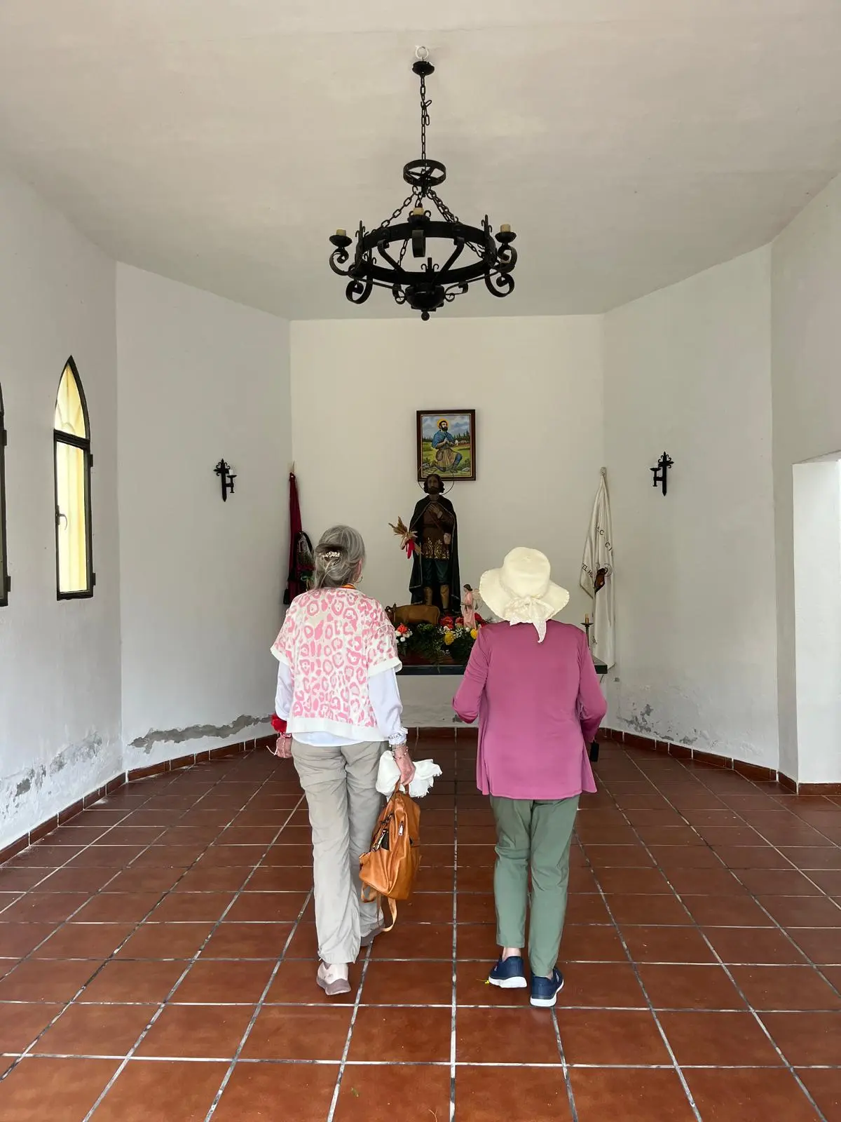Visitantes entrando en la ermita de San Isidro