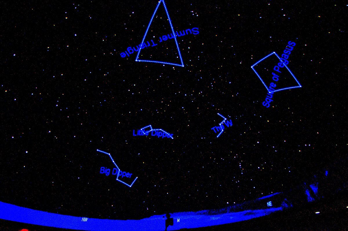 Constelaciones visibles en el cielo nocturno