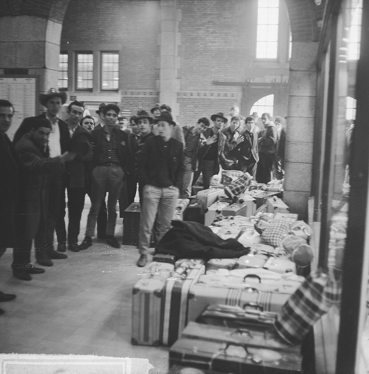 Trabajadores españoles regresando a España en 1963