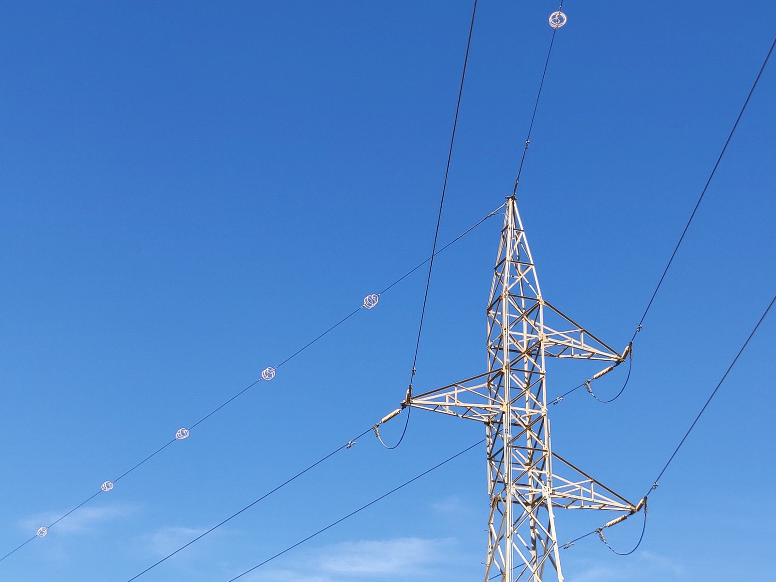 Tendido eléctrico con espirales para hacer visibles los cables a las aves