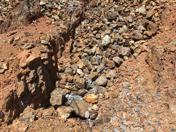 Ilustración interpretativa de filones mineralizados